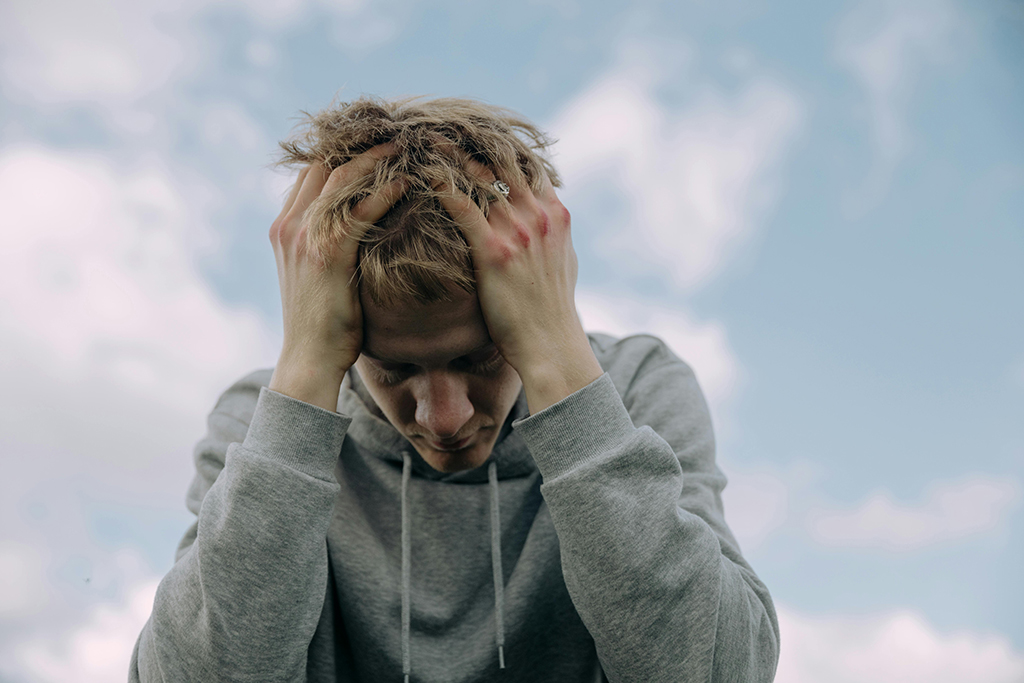 se cogner la tête après une greffe de cheveux