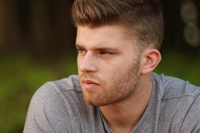 implantation-cheveux-en-v-signification