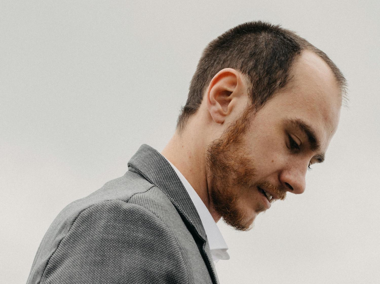 un patient consulte le Dr Bodnar pour découvrir les meilleurs traitements contre la calvitie avancée.